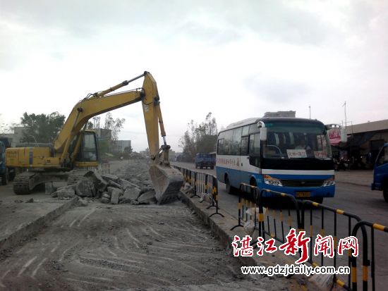 城月镇有多少人口_东汇城超市人口图片
