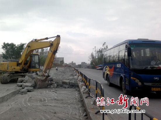 城月镇有多少人口_东汇城超市人口图片