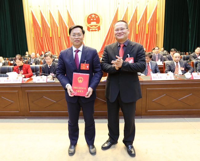 钟力书记为苏琛主任颁发当选证书