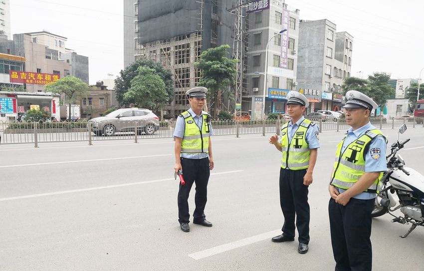 遂溪县交警大队大队长易伟强:用警风照亮路风 用忠诚践行宗旨
