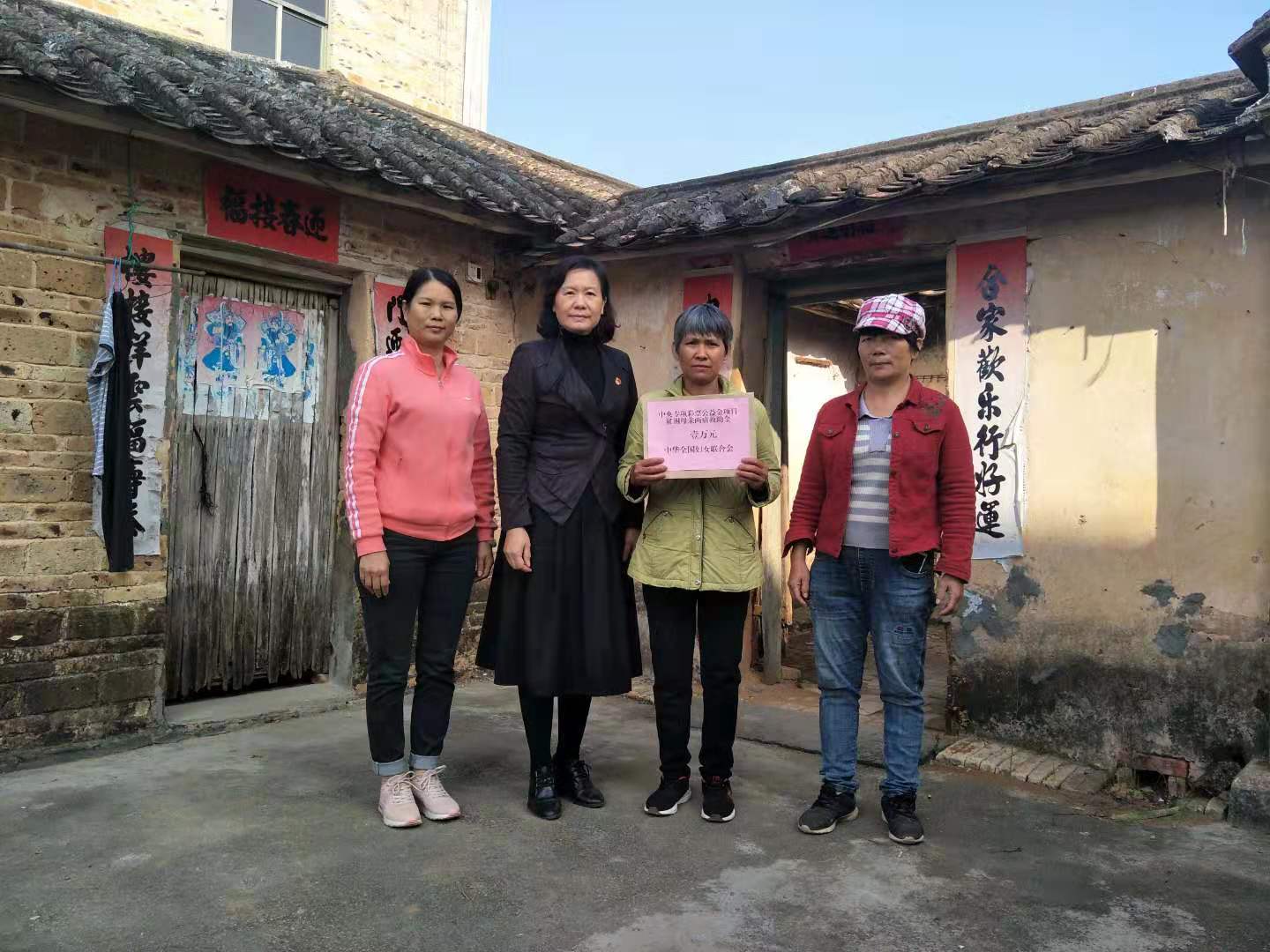 4县妇联主席卜小明为洋青镇钟石辉发放两癌救助金.jpg