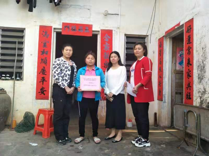 1县妇联副主席赵梅为乐民镇程玉珍发放两癌救助金.jpg