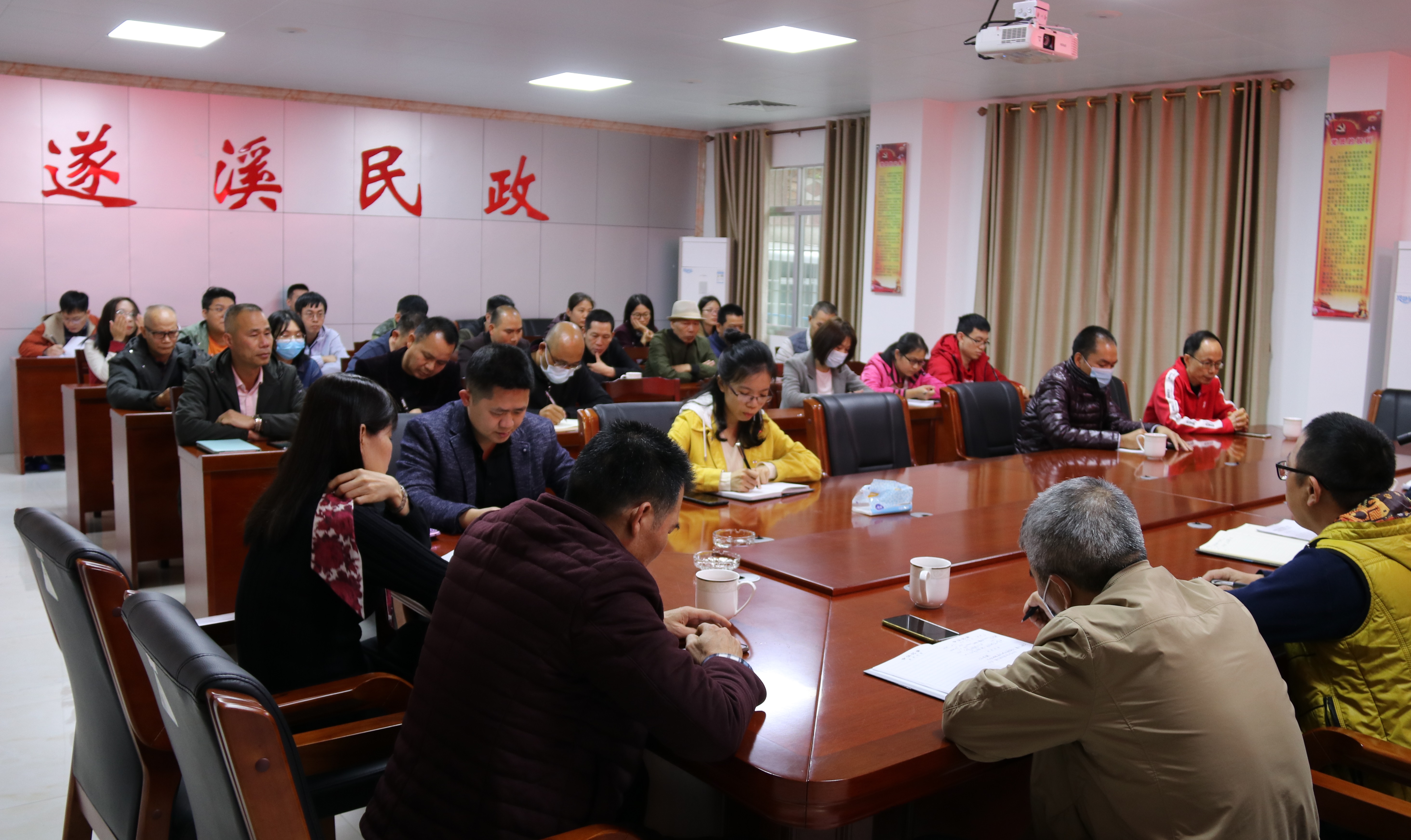全体干部职工.JPG