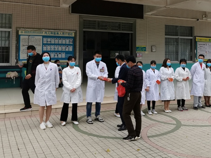 慰问河头镇中心卫生院坚守岗位的医护人员.jpg