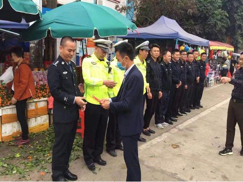 慰问坚守岗位的派出所及交警中队干警.jpg