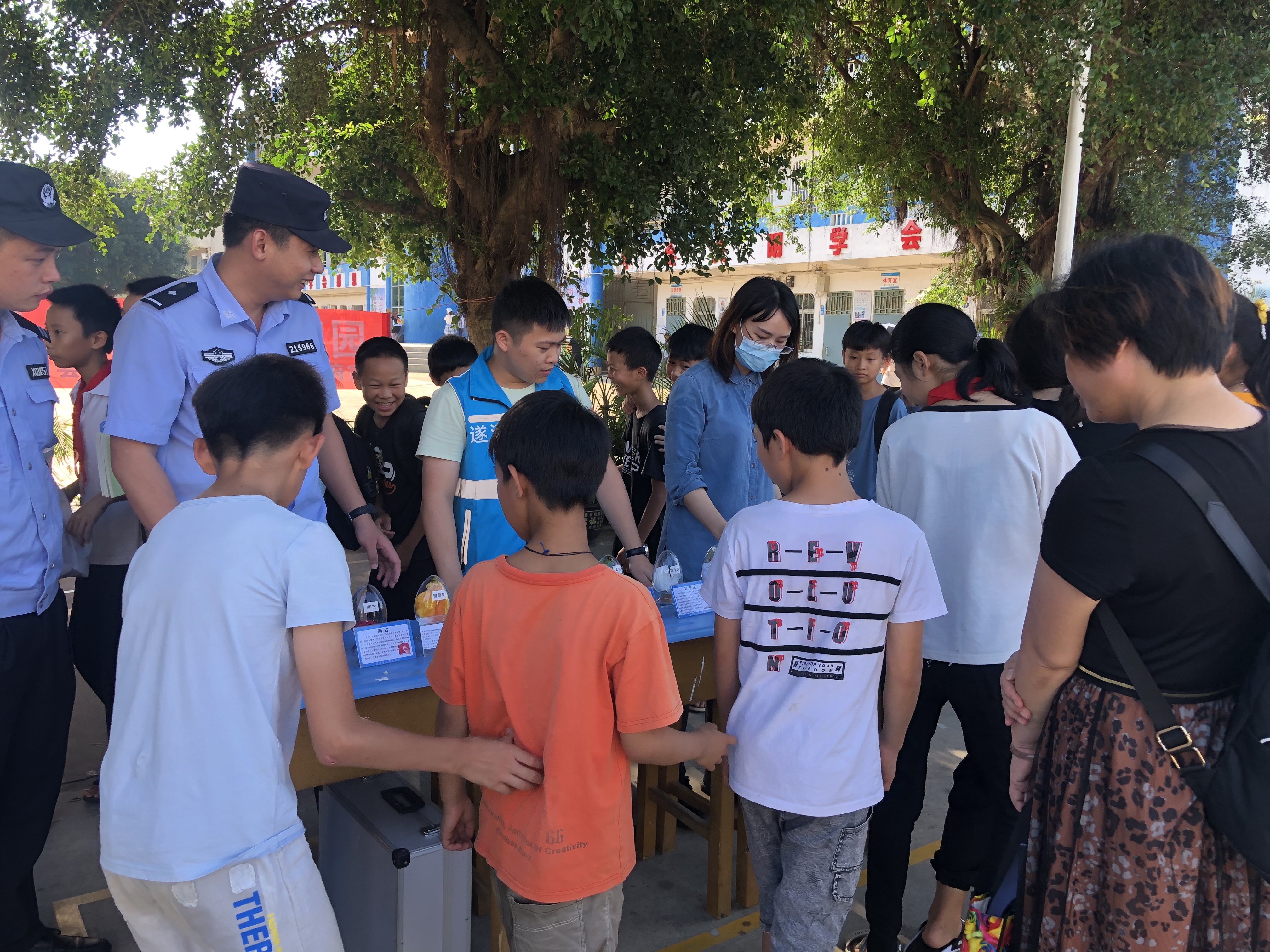 岭北镇到岭北中心小学开展禁毒+反诈宣传活动
