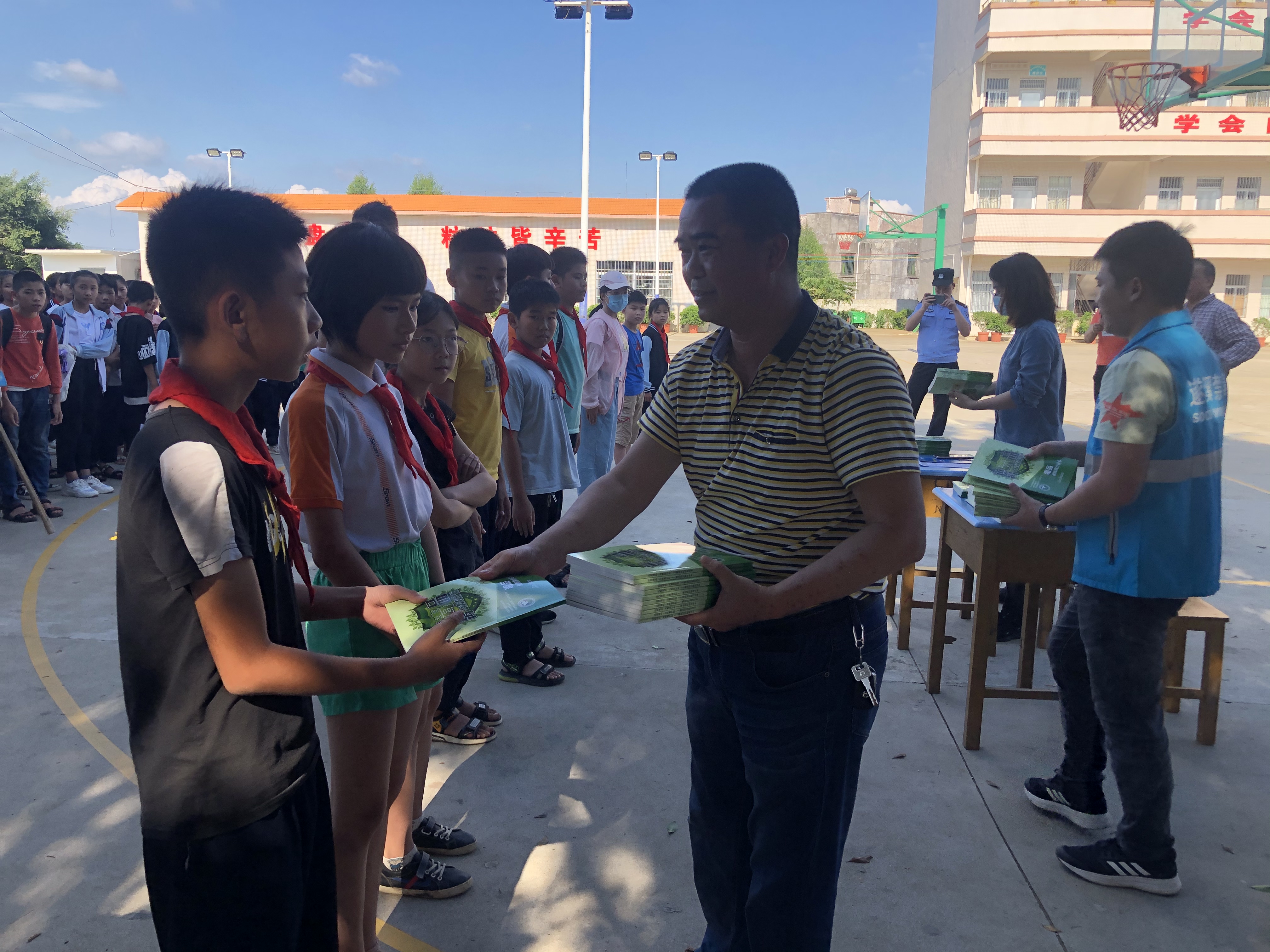 岭北镇到岭北中心小学开展禁毒+反诈宣传活动