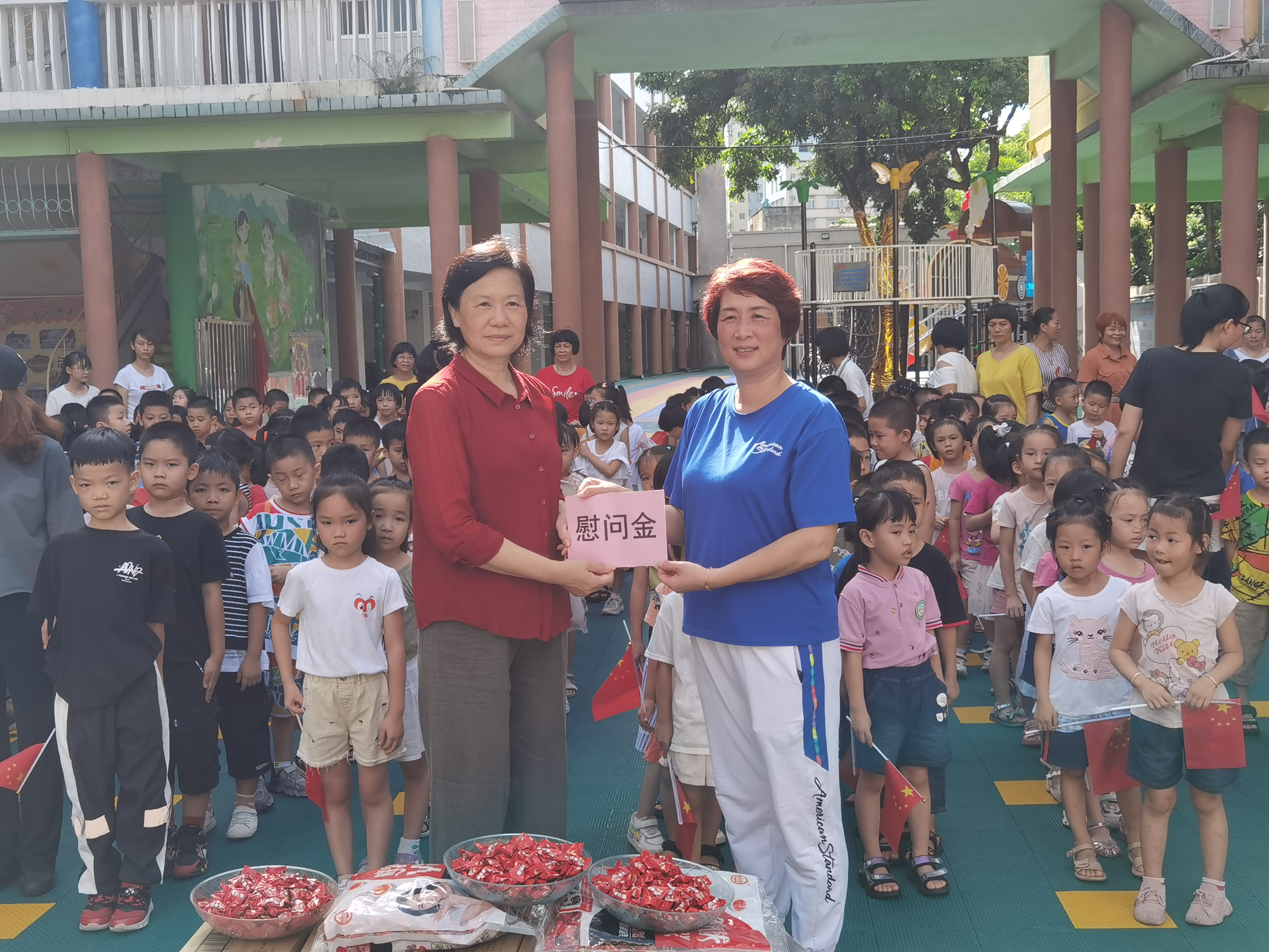 卜小明为二幼送上慰问金.jpg