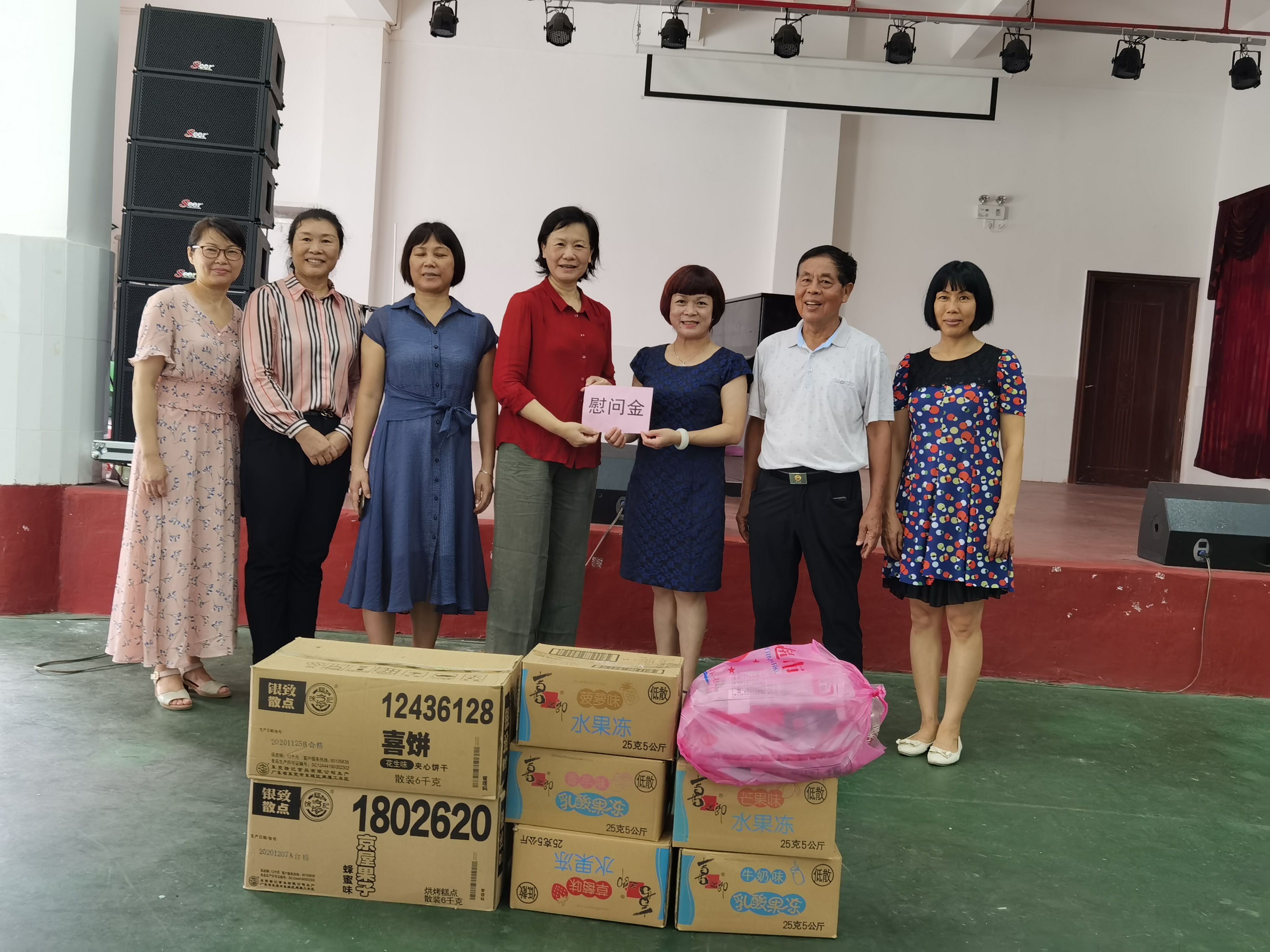 县妇联为一幼送上慰问金和慰问品.jpg
