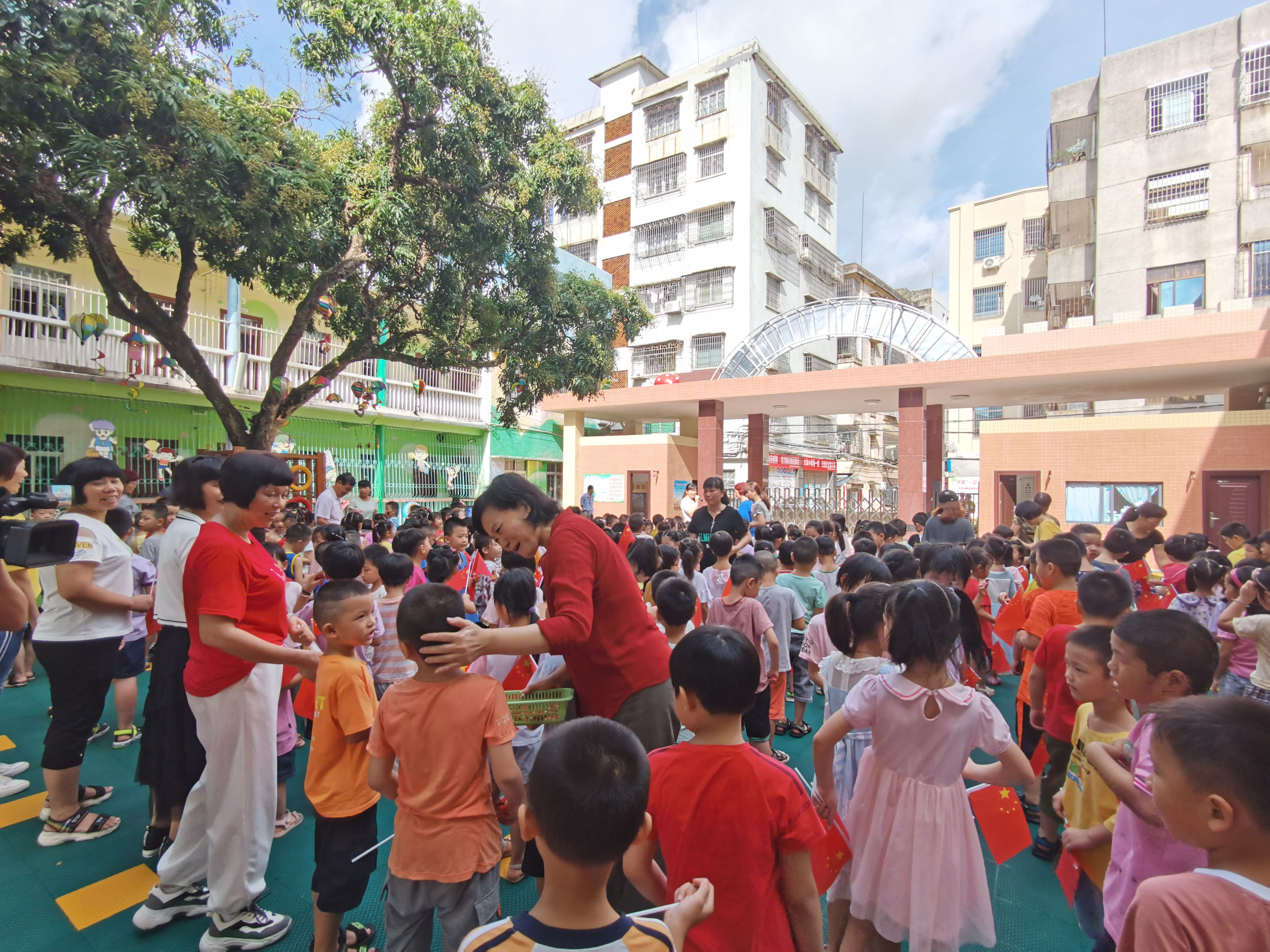 卜小明给二幼的孩子们送上糖果饼干.jpg