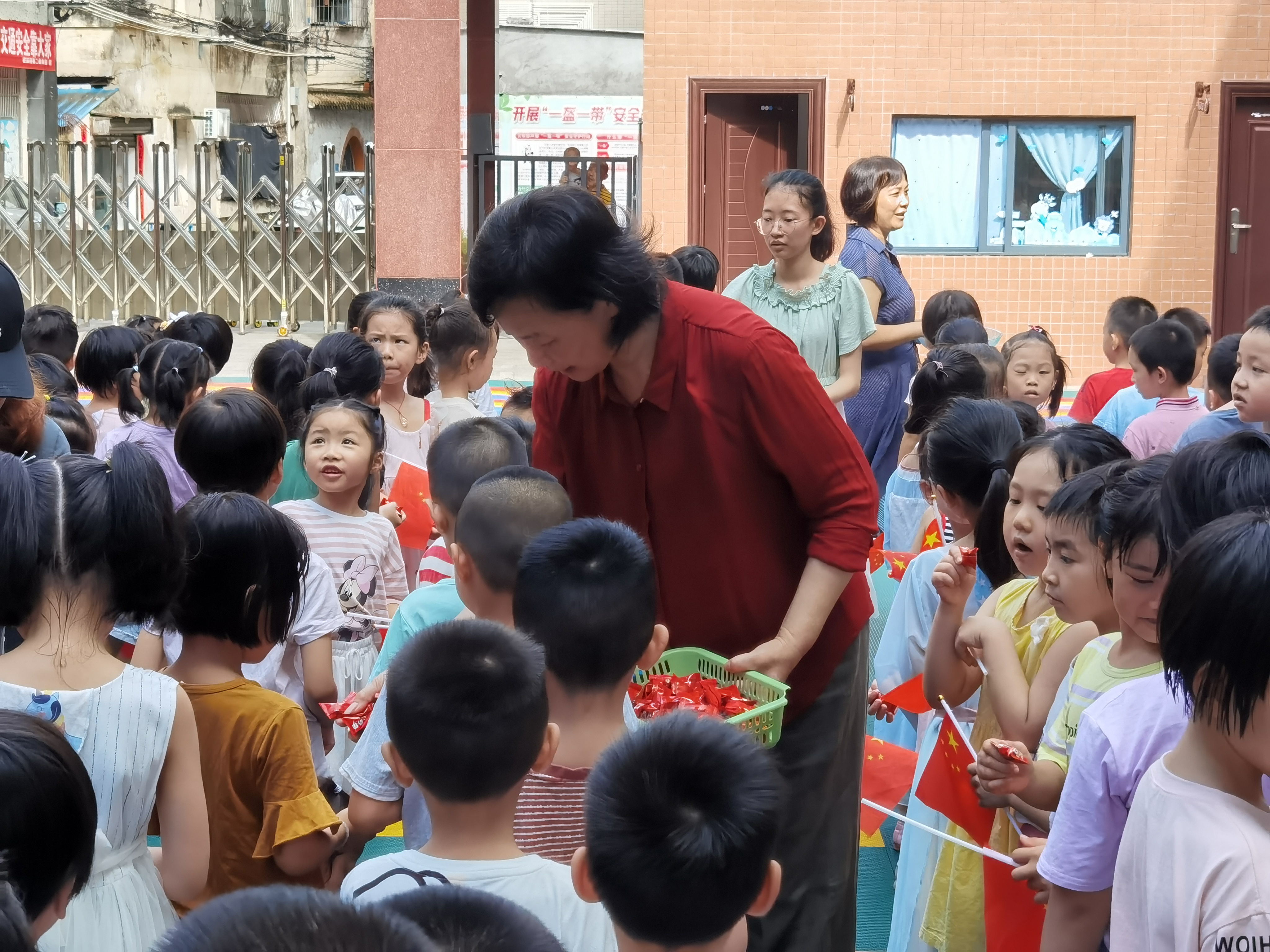 卜小明给二幼的孩子们送上糖果饼干2.jpg