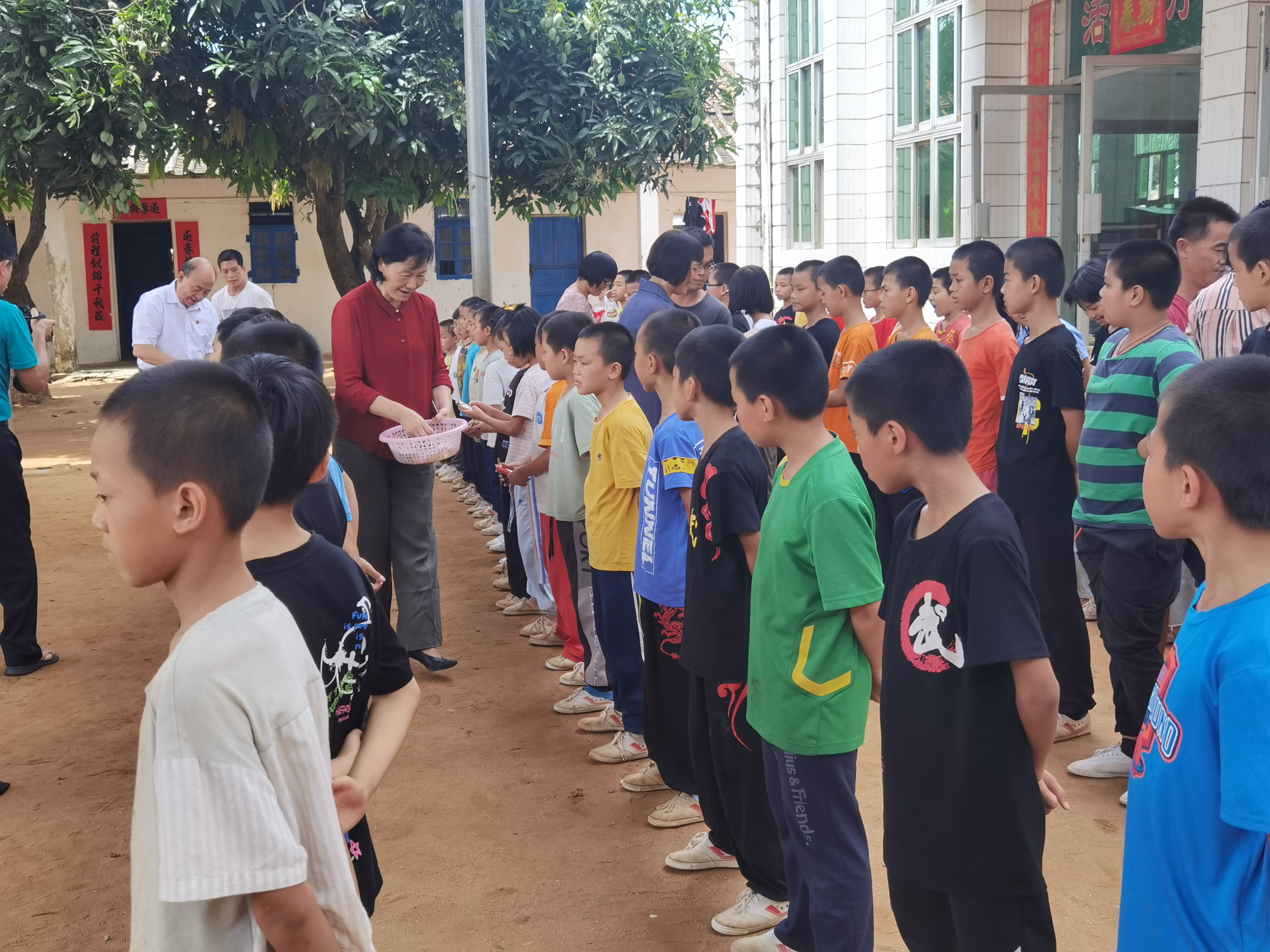 在文化艺术学校给孩子们发慰问口.jpg