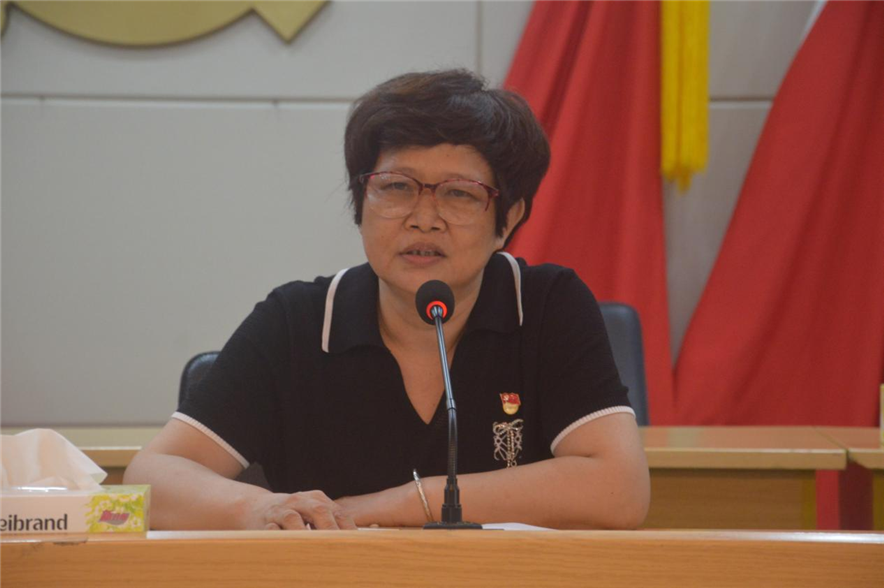 （镇政府机关工会主席张美玲同志致词）.png