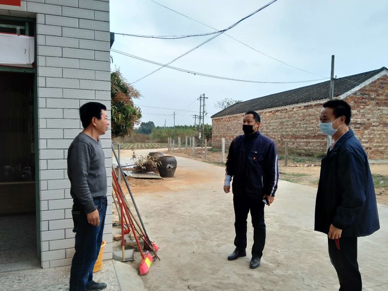坚守在岗不松懈   疫情防控无死角5..jpg