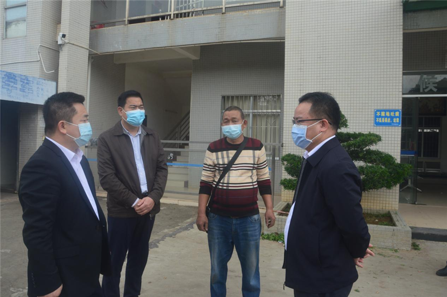 （刘桂兴副县长听取客运站负责人汇报疫情防控情况）_副本.png