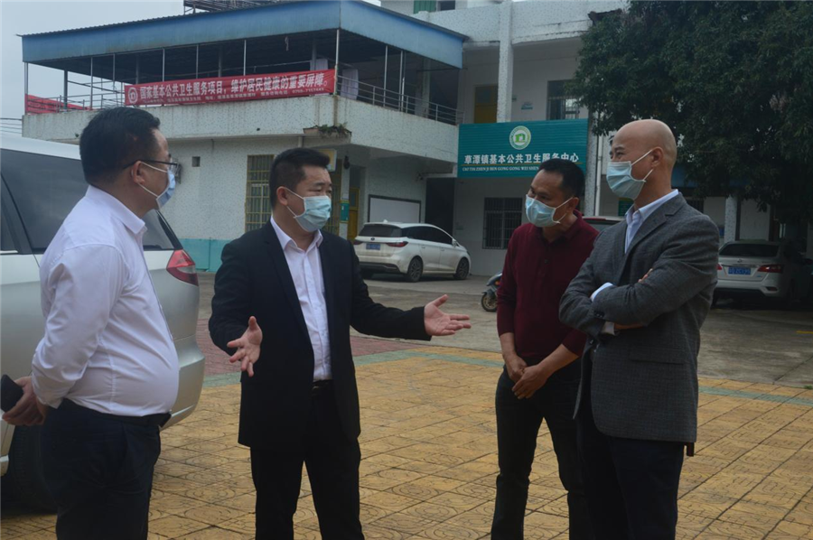 （刘桂兴副县长详细听取草潭卫生院院长作情况汇报）_副本.png