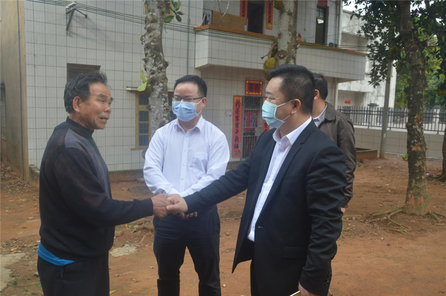 （刘桂兴副县长与困难党员亲切交谈）_副本.png