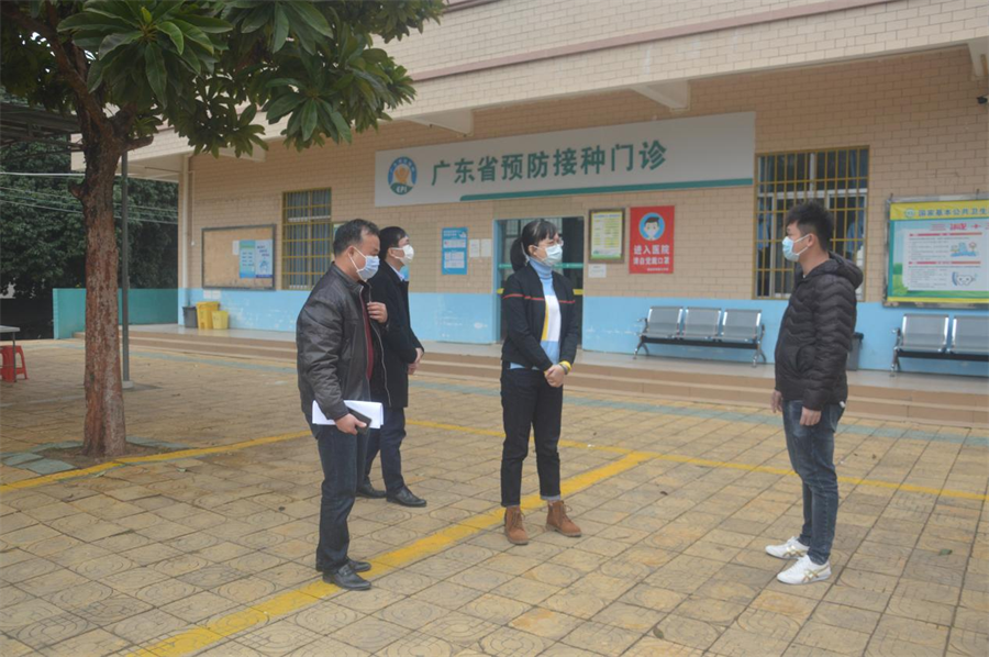（陶媚听取卫生院工作人员汇报工作）.png