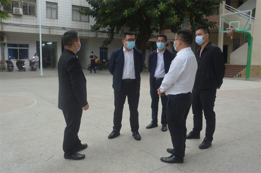 （刘剑一行听取工作汇报）.JPG