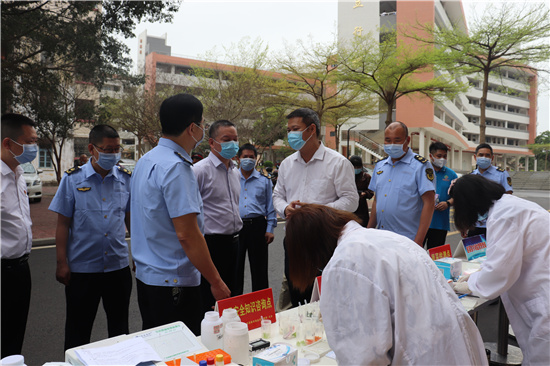 遂溪县市监局党组书记、局长郑高科对校园食品安全进行督导1.jpg