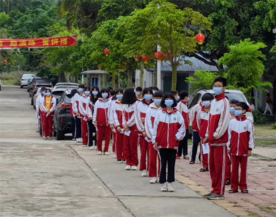 （草潭初中学生以班级为单位分批集结测核酸）.jpg