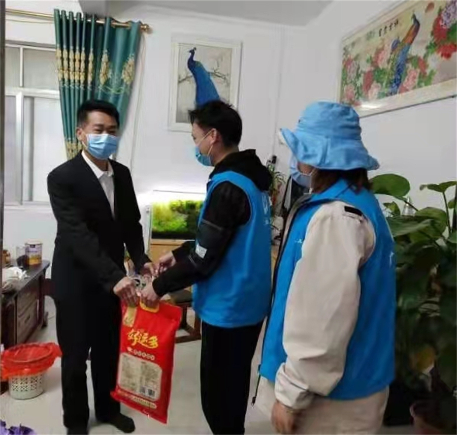 （工作人员看望慰问隔离人员家属）.jpg