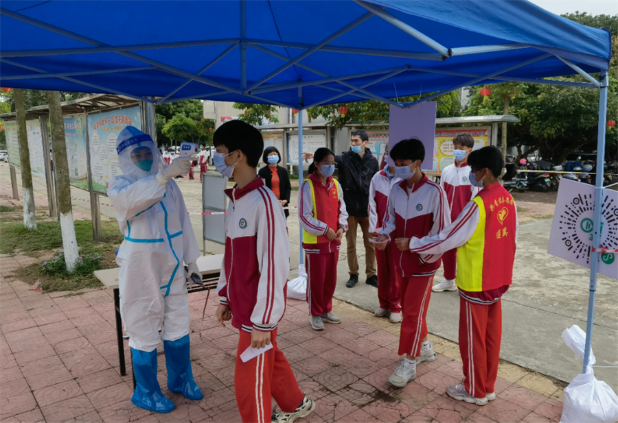 （受检者自觉接受体温测量）.jpg