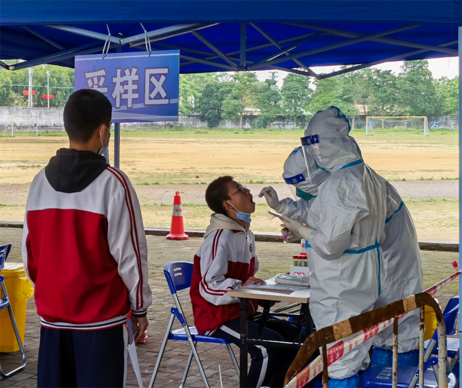 （现场，医护人员采集咽拭子）.jpg