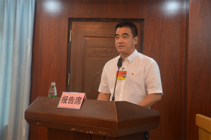 （卜英忠同志向大会作政府工作报告）.JPG