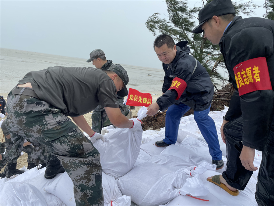 （刘桂兴同志带头扛沙袋）.jpg