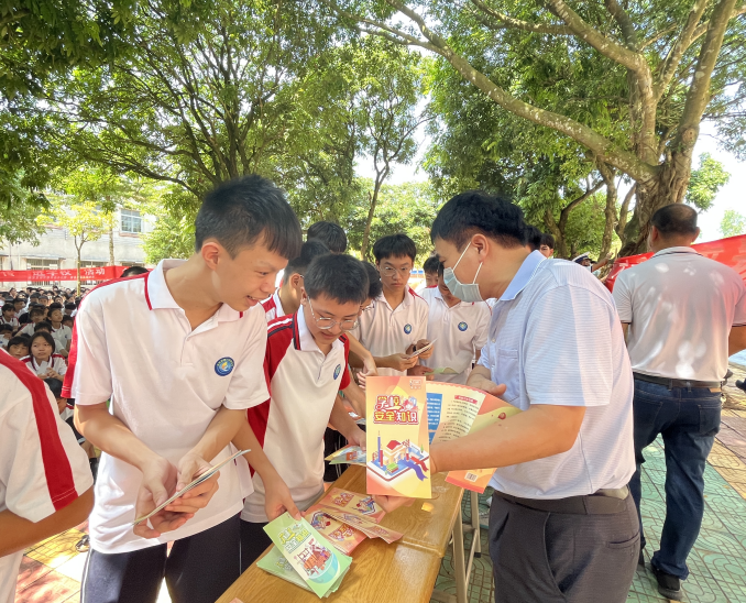 开学第一课 走进安全课堂5.png