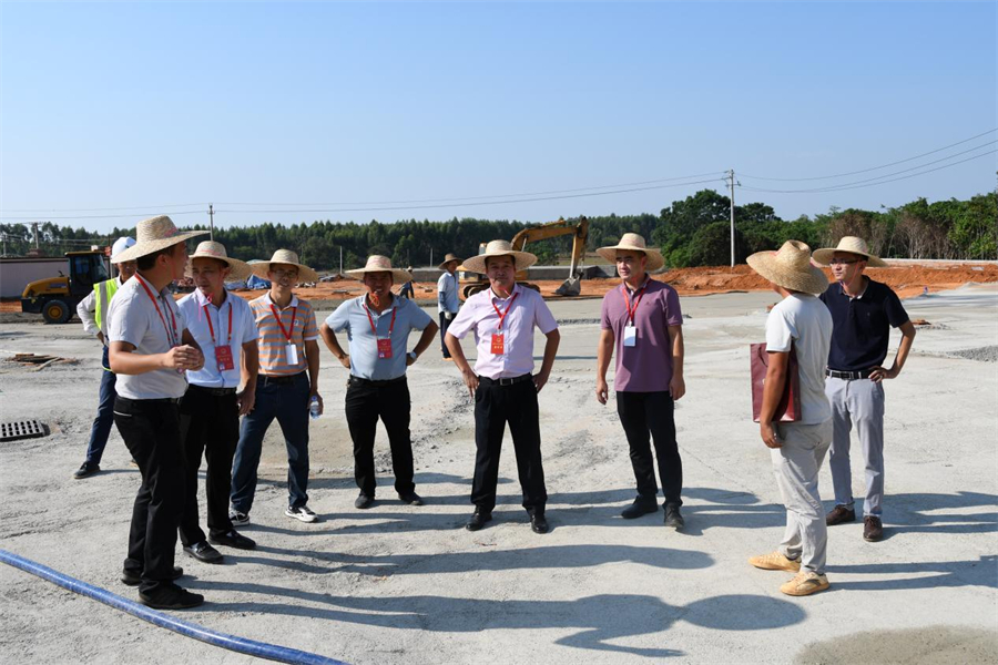 （人大代表们视察下六振兴文化广场建设项目）.jpg