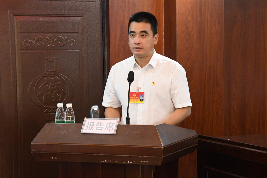 （卜英忠同志向大会介绍2023年政府民生实事工程候选项目形成过程和概况）.JPG