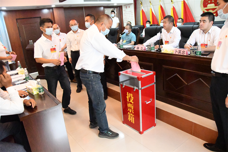 （与会代表投出神圣一票）.JPG