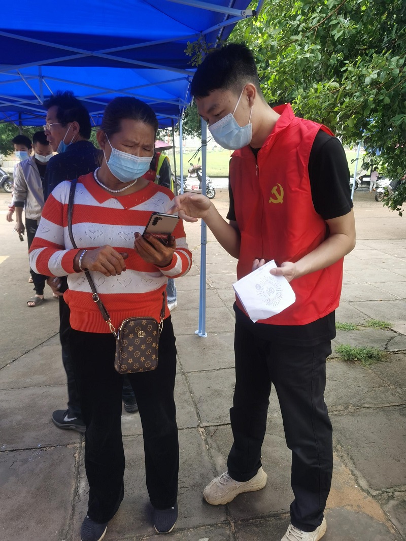 6党员志愿者协助老人进行核酸“亮码”.jpg