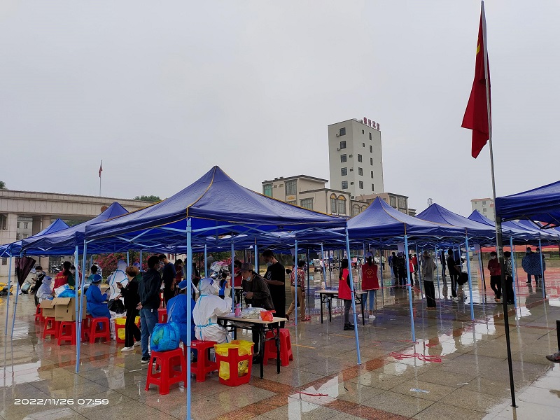8核酸检测现场，党旗高高飘扬.jpg