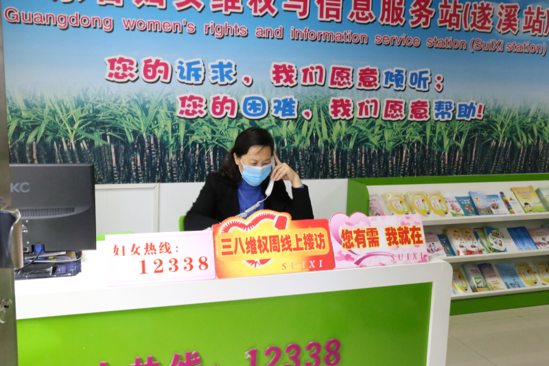1县妇联主席卜小明接听12338来电.jpg