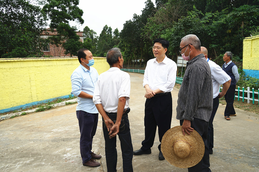 陈政到黄略镇深沟村王爱村检查指导乡村振兴工作
