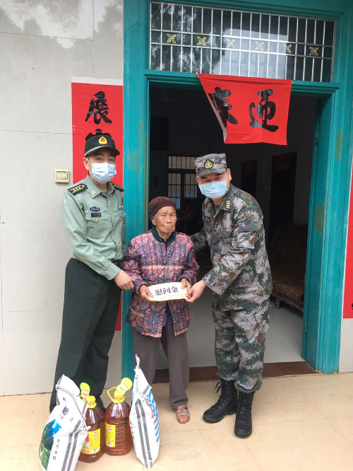 走访慰问贫困户.jpg