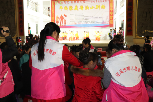 建新巾帼志愿者服务队现场派发宣传手册.JPG