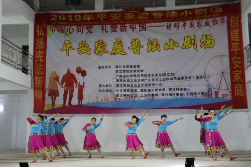 舞蹈队表演《洗衣舞》.JPG