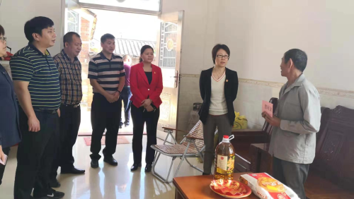 慰问贫困户.jpg