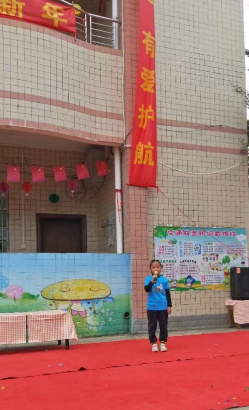 幼儿代表：大三班周欣颖小朋友讲话.jpg