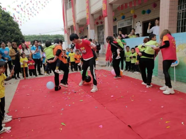 亲子游戏：《踩气球》.jpg