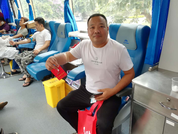夏灵飞同志参与献血.jpg