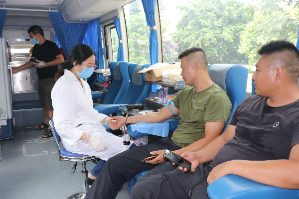 无偿献血活动进行中.JPG