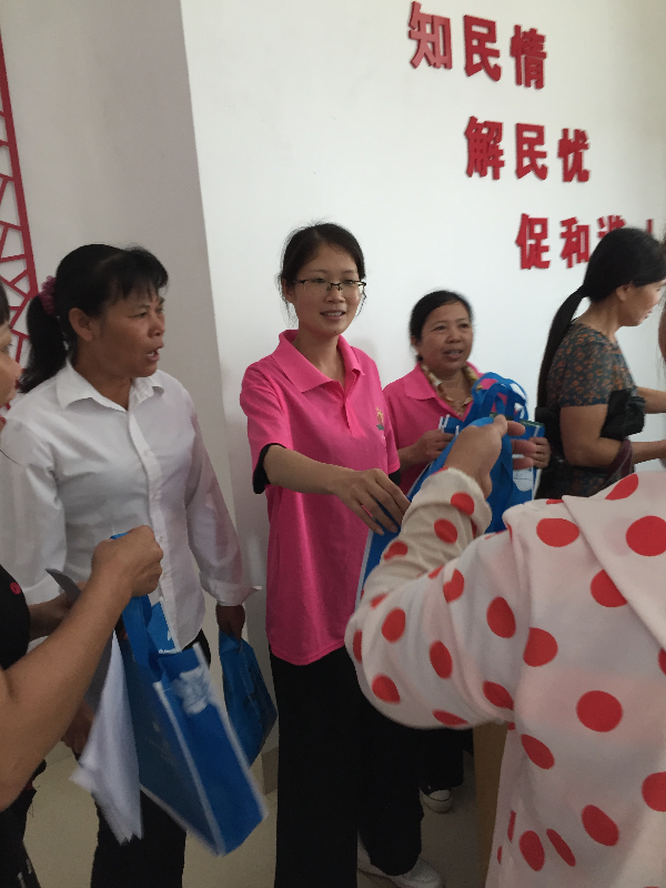 巾帼志愿者在知识小册.jpg