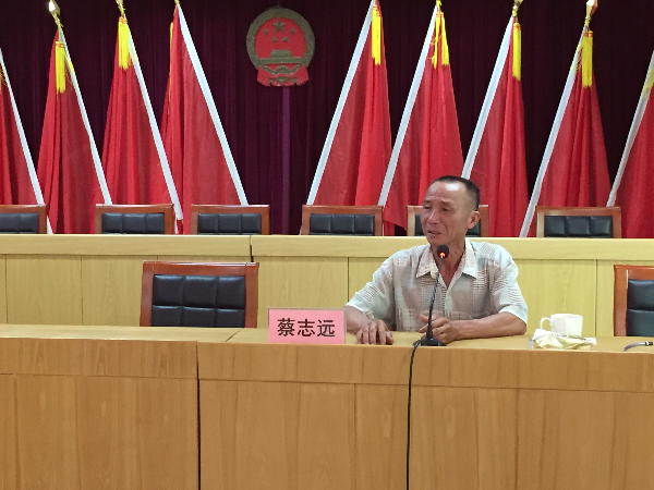 蔡志远同志在讲自身的家庭故事.jpg