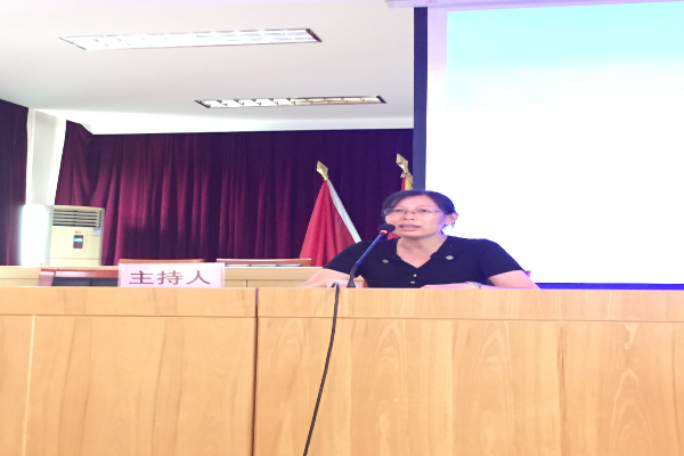 建新镇妇联主席郑惠芳主持会议.jpg