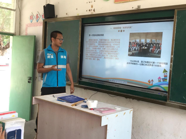 禁毒办负责人给学生上课讲解禁毒知识.jpg